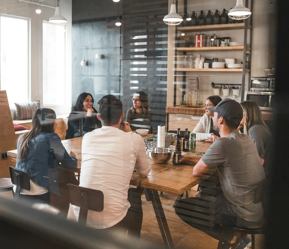 Een team van makers overlegt samen aan tafel
